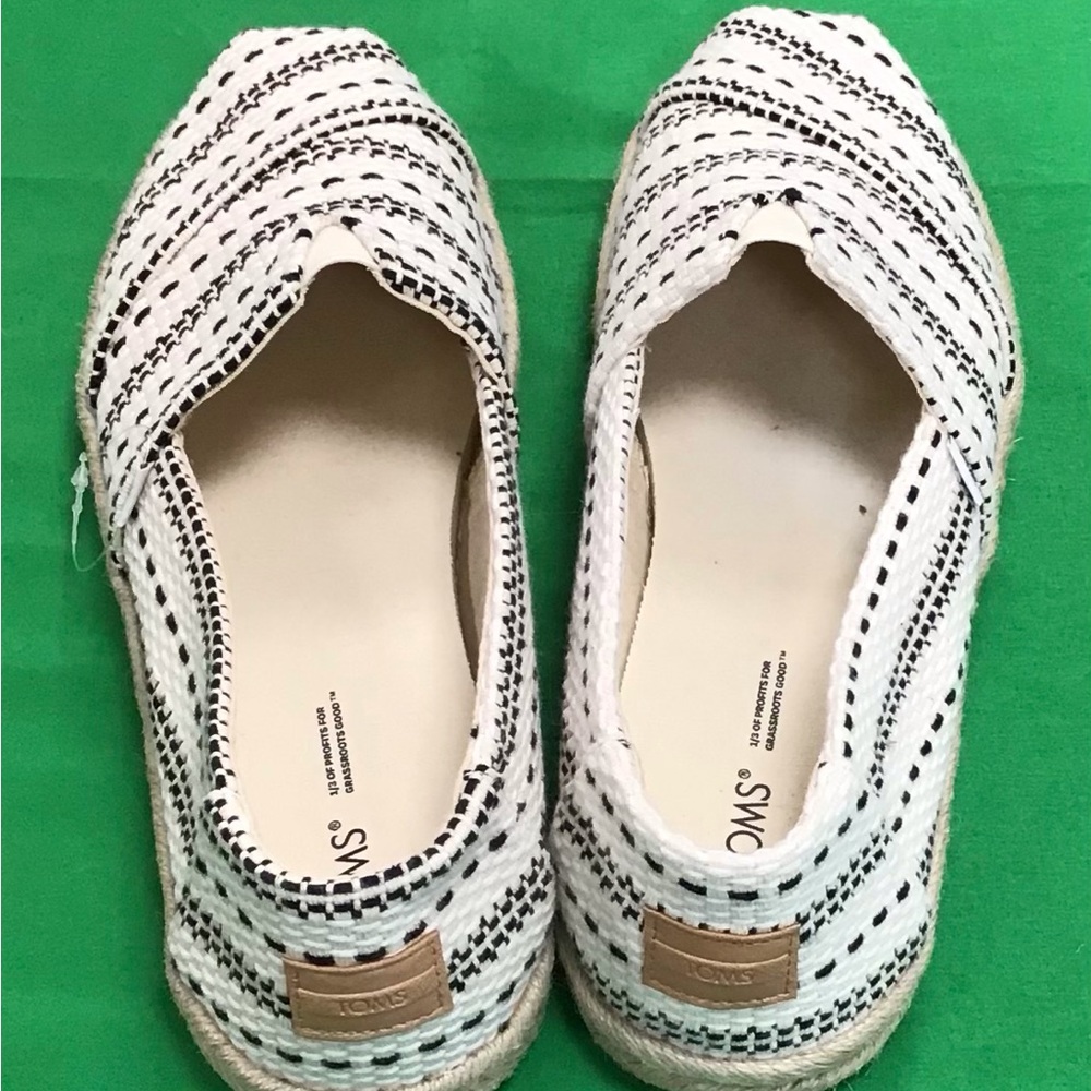 TOMS Women's Black and White Espadrilles size 11 - Picture 3 of 6